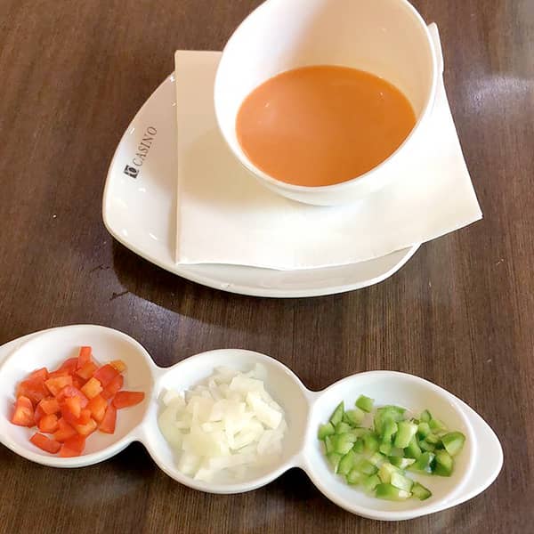 Gazpacho con guarnición de pimientos y cebolla. Ideal contra el calor.