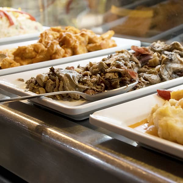 Bandejas de pinchos, en el centro setas con jamón.