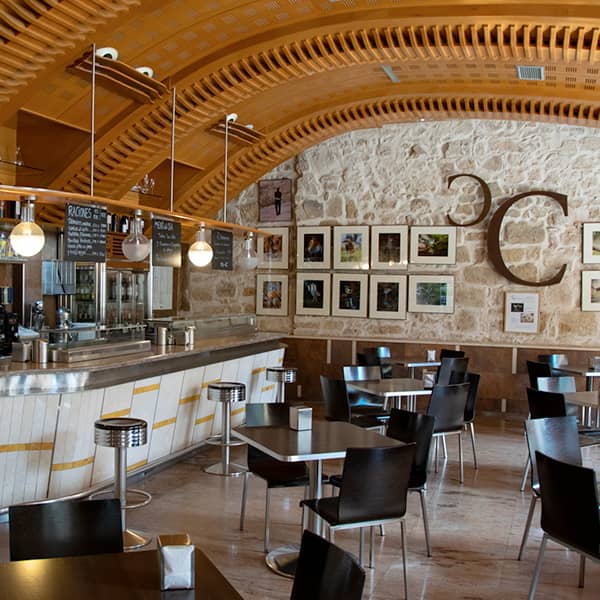 Interior de la cafetería del Casino de Salamanca. Al fondo fotos de la exposición fotográfica Avifauna
