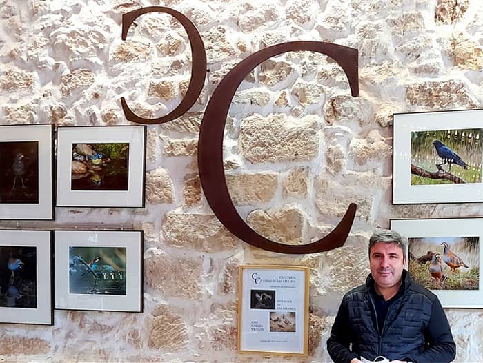 foto-RTValdia-Avifauna José García Vicente posando con su exposición Avifauna. Fotografía realizada por RTV al Día