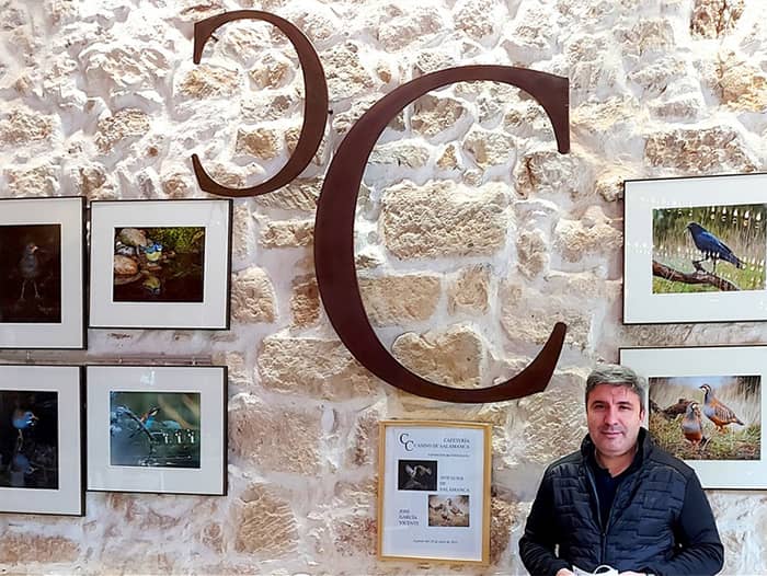 José García Vicente posando con su exposición Avifauna. Fotografía realizada por RTV al Día