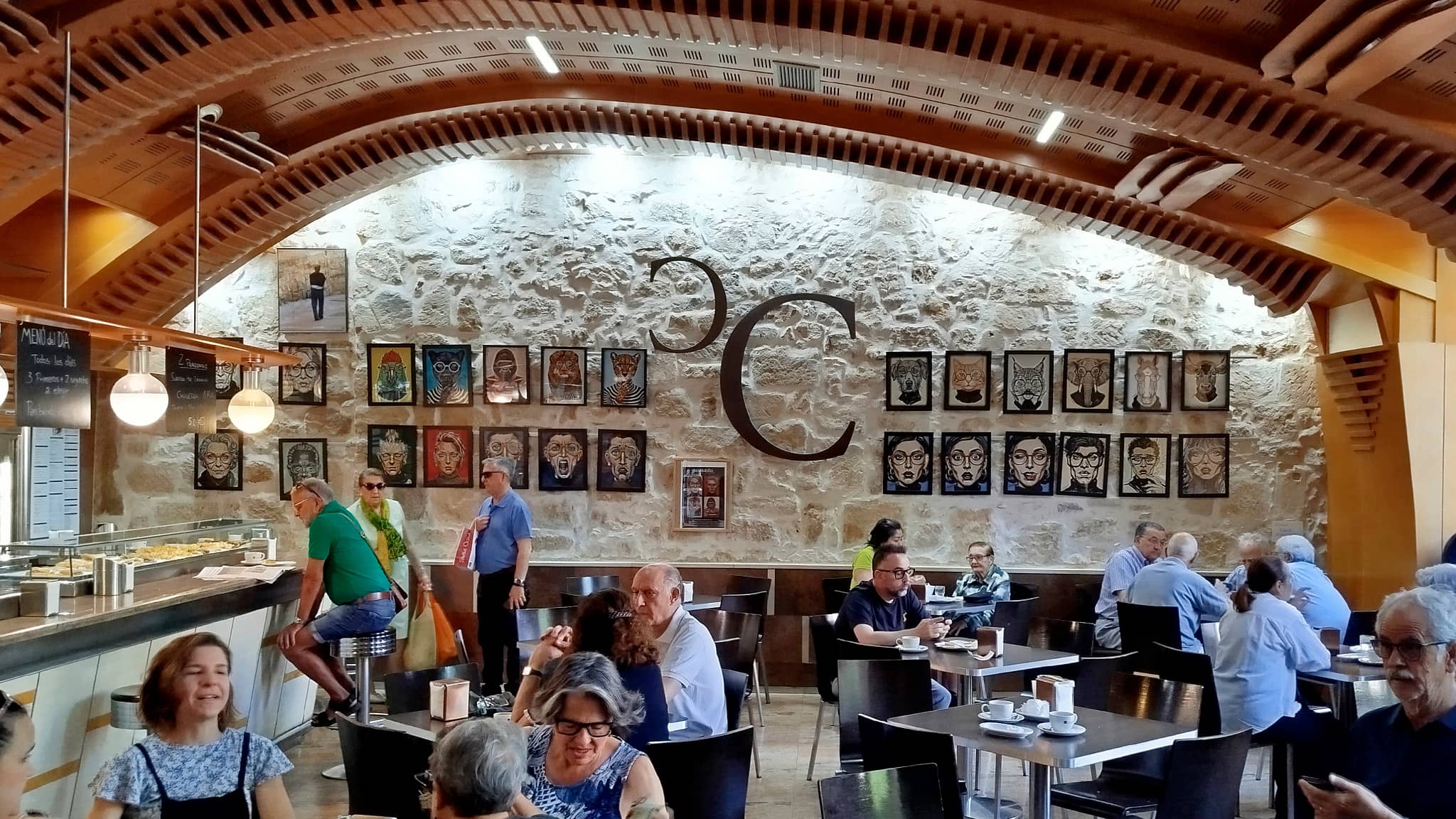 Dibujos y recreaciones de Manuel Garrido García. Vista general de la exposición